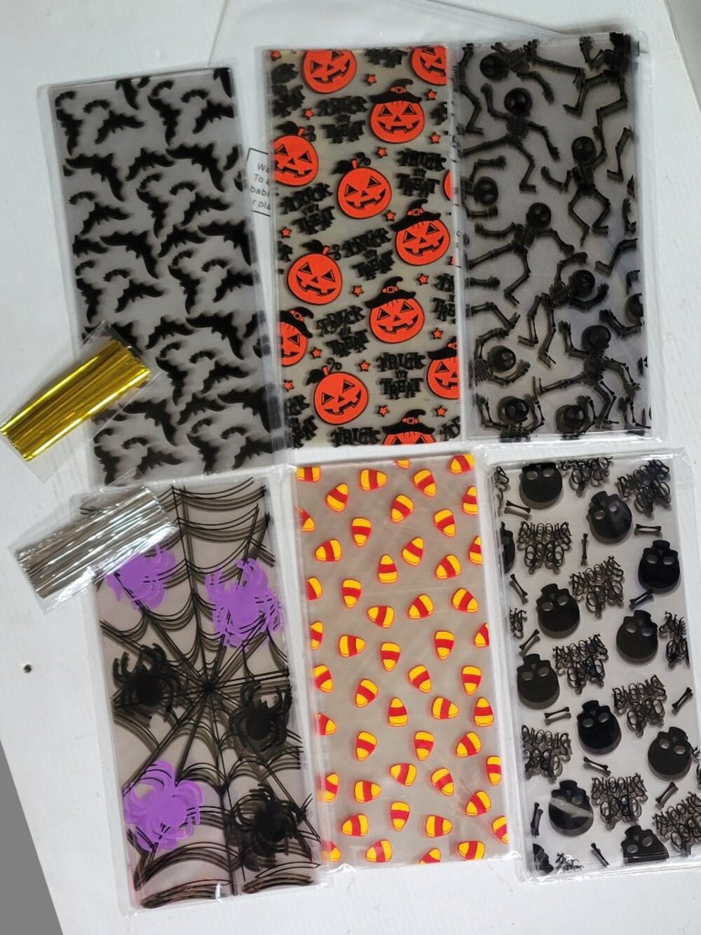 Lot of 180 Plastic Candy Bags Halloween Treat Flavor Goodie + Twist Ties 6 Style